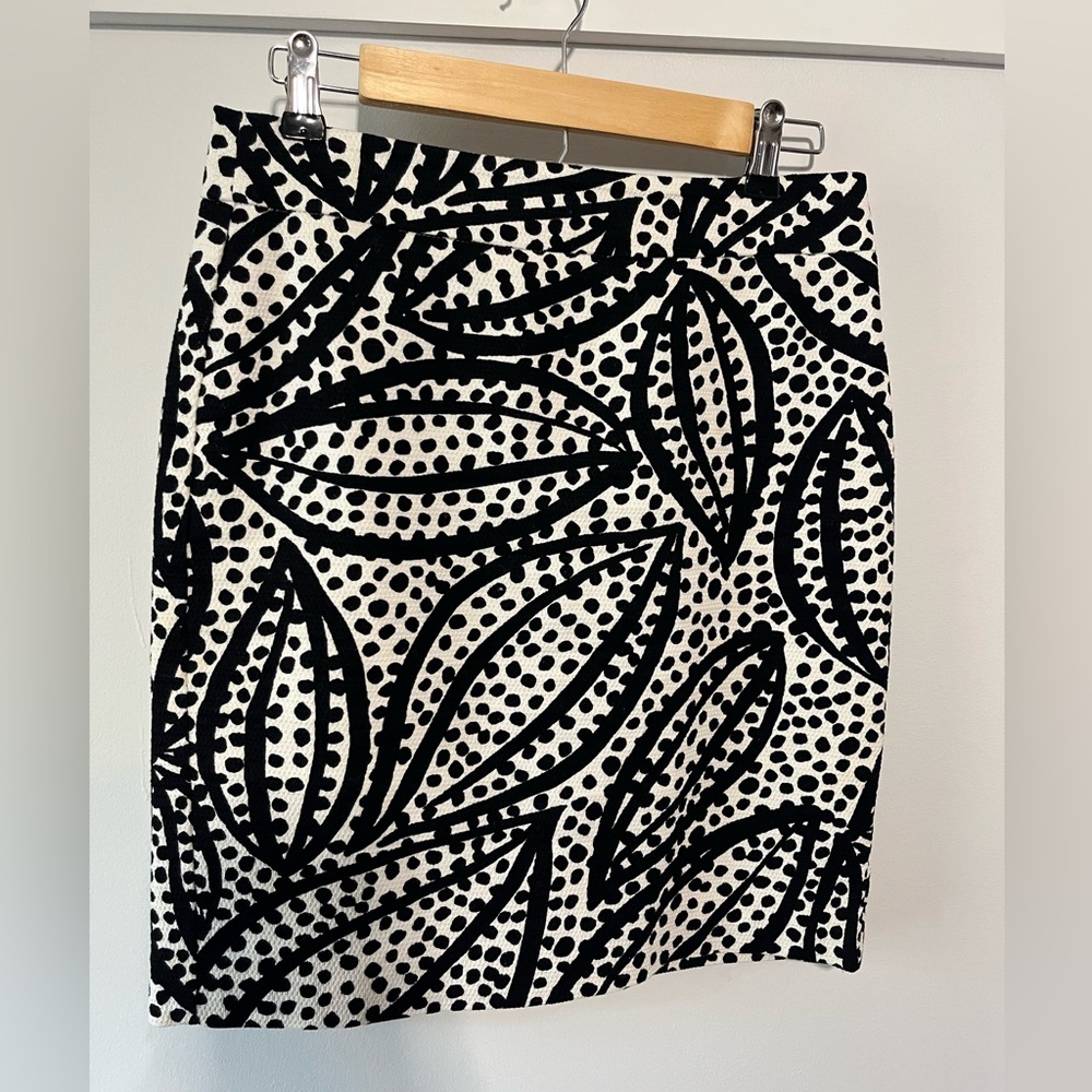 Ann Taylor Black and White Textured Fabric Pencil Skirt